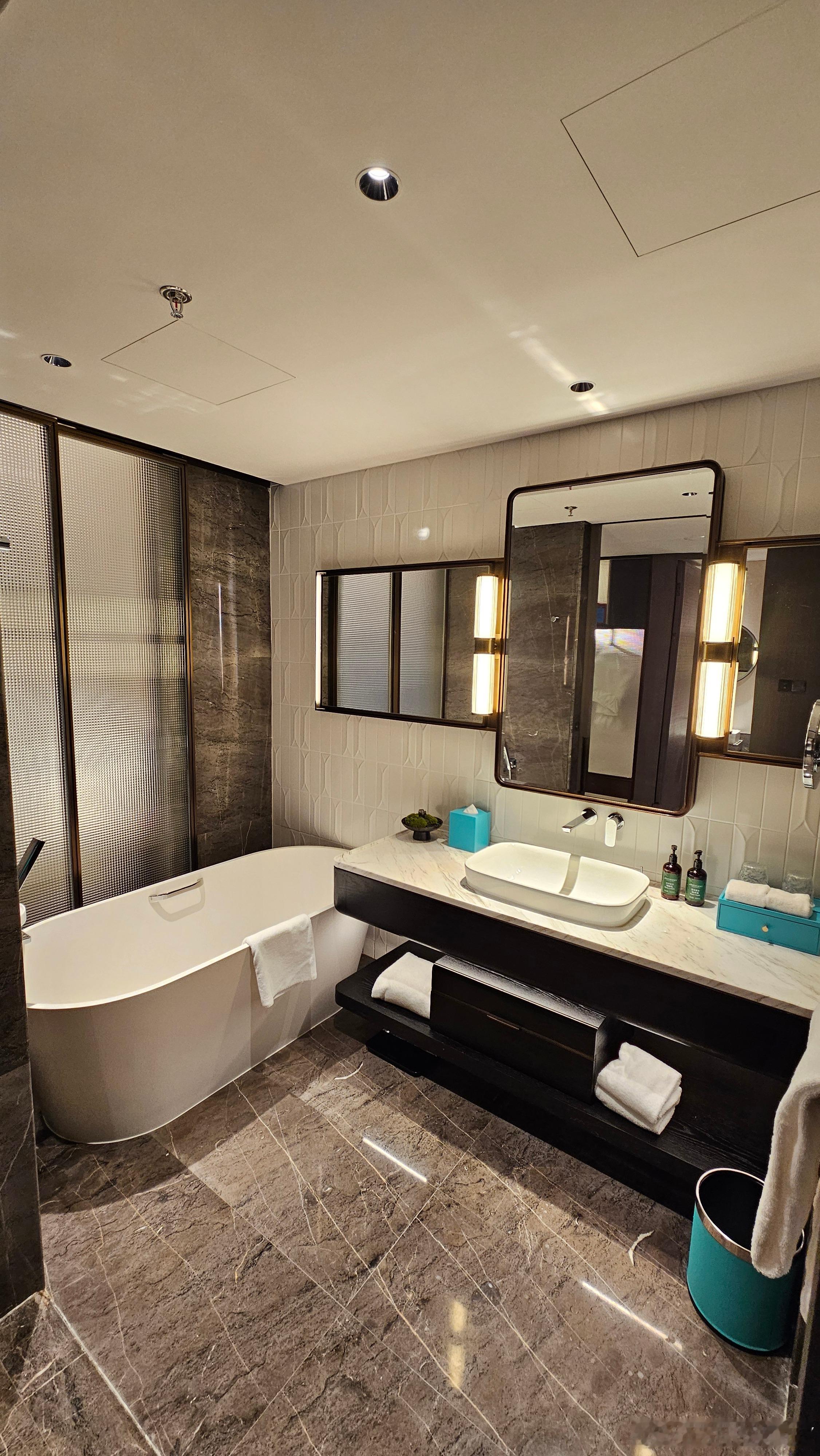 终于到酒店了，桌上还准备了新鲜水果先简单收拾下东西，再泡个热水澡，好好放松一下 