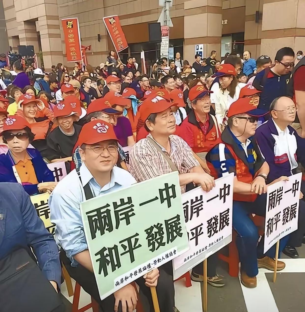 台湾局势一夜变天！最新民调炸了：过半民众主动要求谈统一，近六成支持和平谈判！连昔