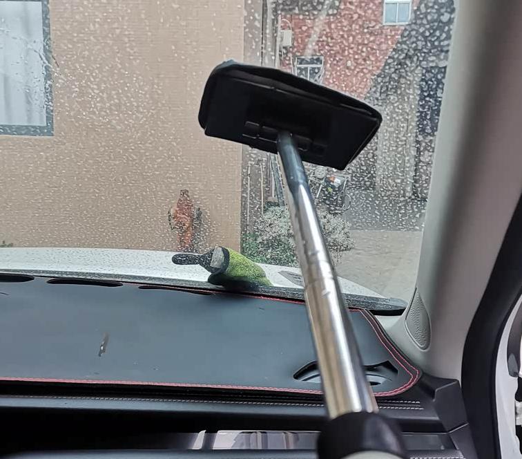 一到下雨天或者低温天气的时候，车内就很容易起雾。其实非常方便，只要涂抹一点洗碗精