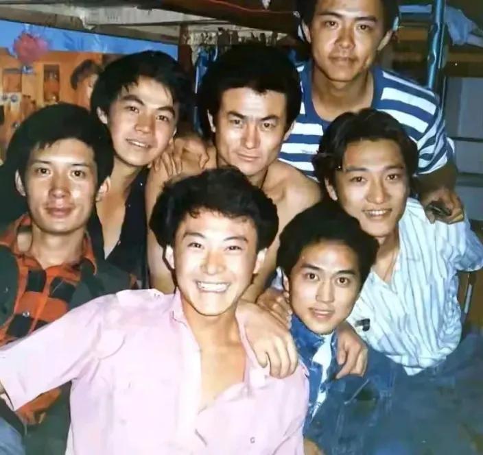 这一段年轻人，拍这张照片时都还是没有名气的毛头小伙子，如今有的小有名气，有的很有
