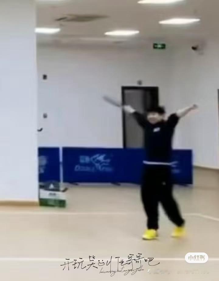 赢球后高举双手的宝宝