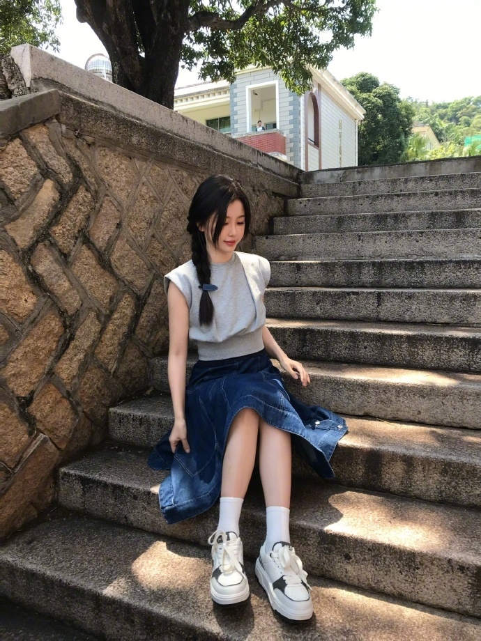 虞书欣侧边麻花辫牛仔裙虞书欣新剧日常plog 虞书欣新剧日常plog，侧边麻花辫