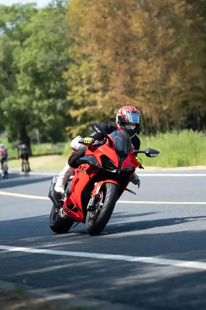 张雪机车近日发布产品召回通知，涉及820RR型号摩托车。此前银川一名车主车辆出现