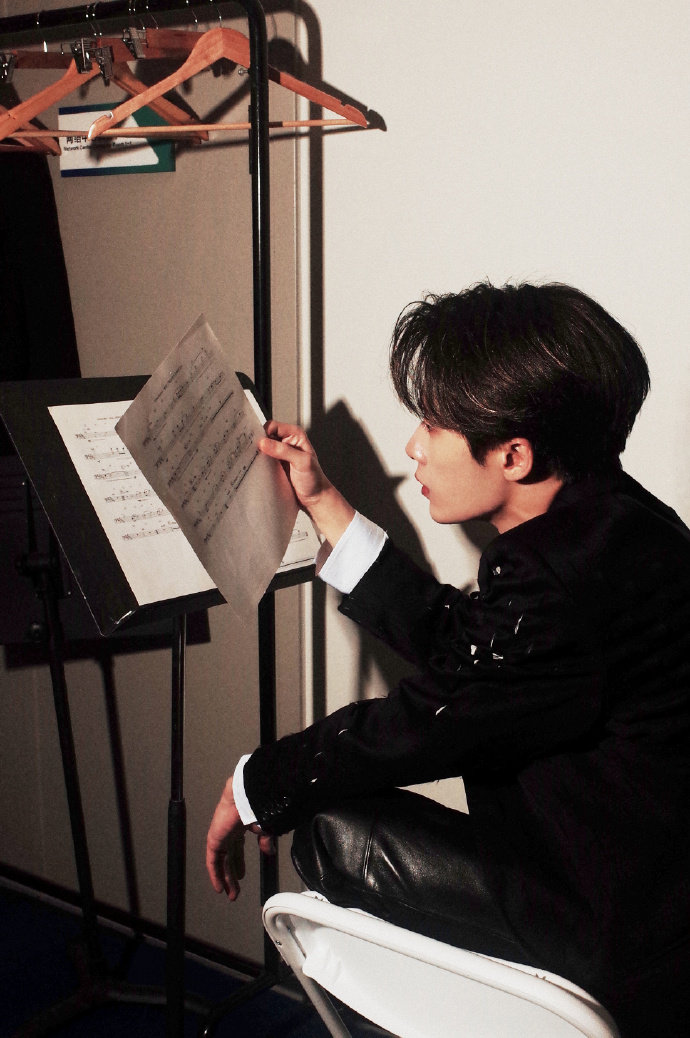 檀健次巅峰之夜黄海现场 檀健次把粉丝放到心尖上的檀健次巅峰之夜黄海现场，檀健次把