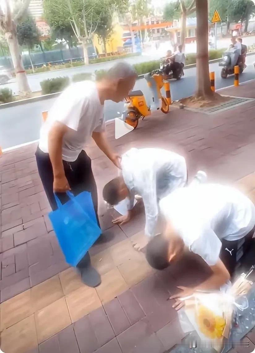 这是今年高考最感动的一幕
比起那些穿着旗袍
这一幕才是最纯朴的爱
一位头发花白的