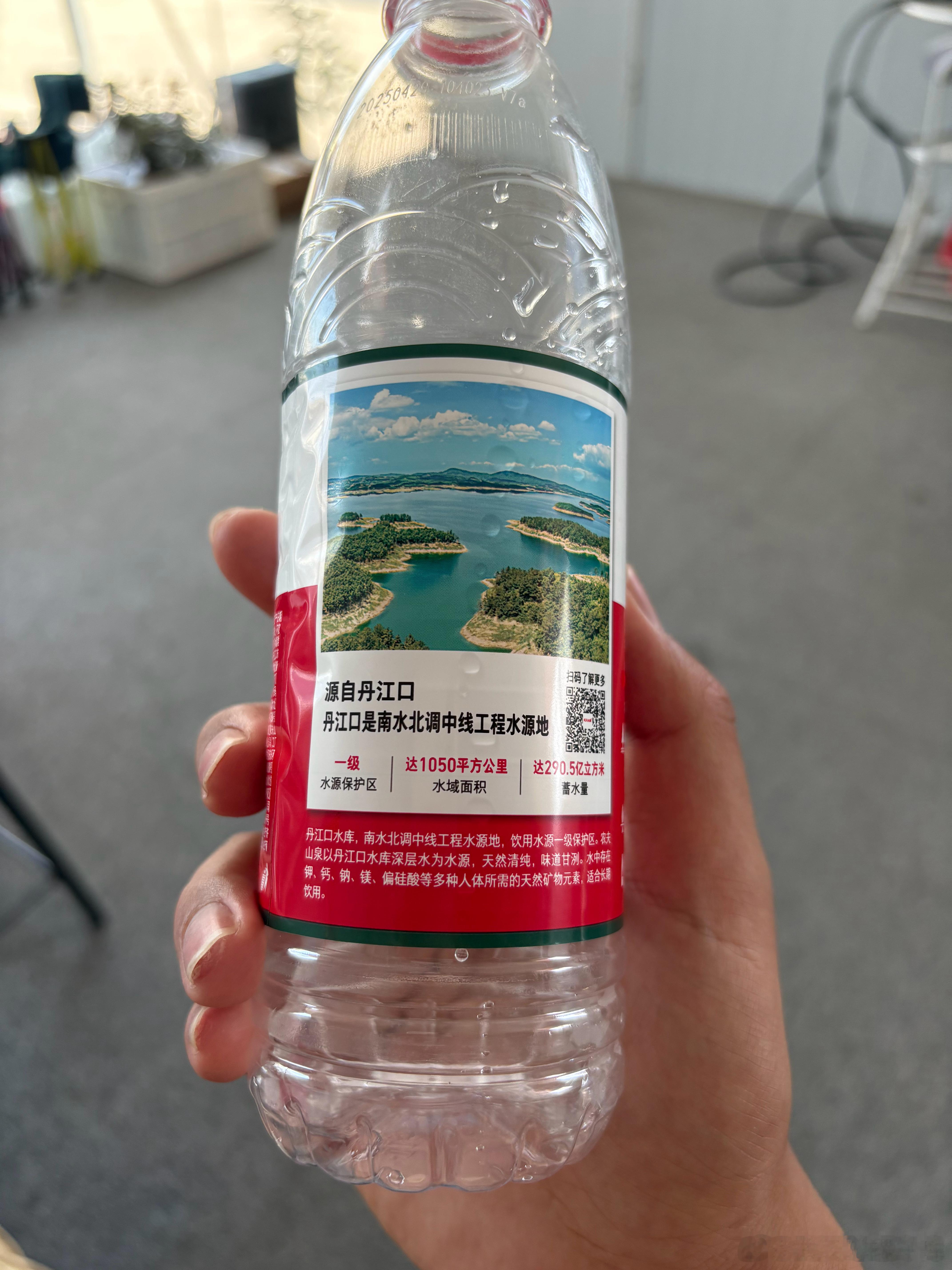 今天喝农夫山泉总感觉包装不一样仔细一看才知道原来农夫山泉总共有十几个产地各位大哥