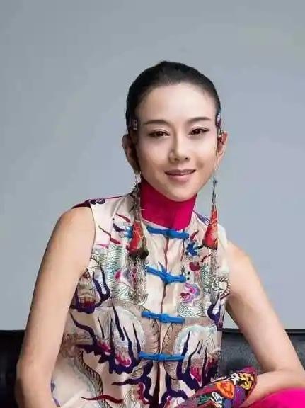 我想说，

舞蹈家杨丽萍，真的是脑洞大开。

上一年，在河南卫视春晚亮相的《蛇来