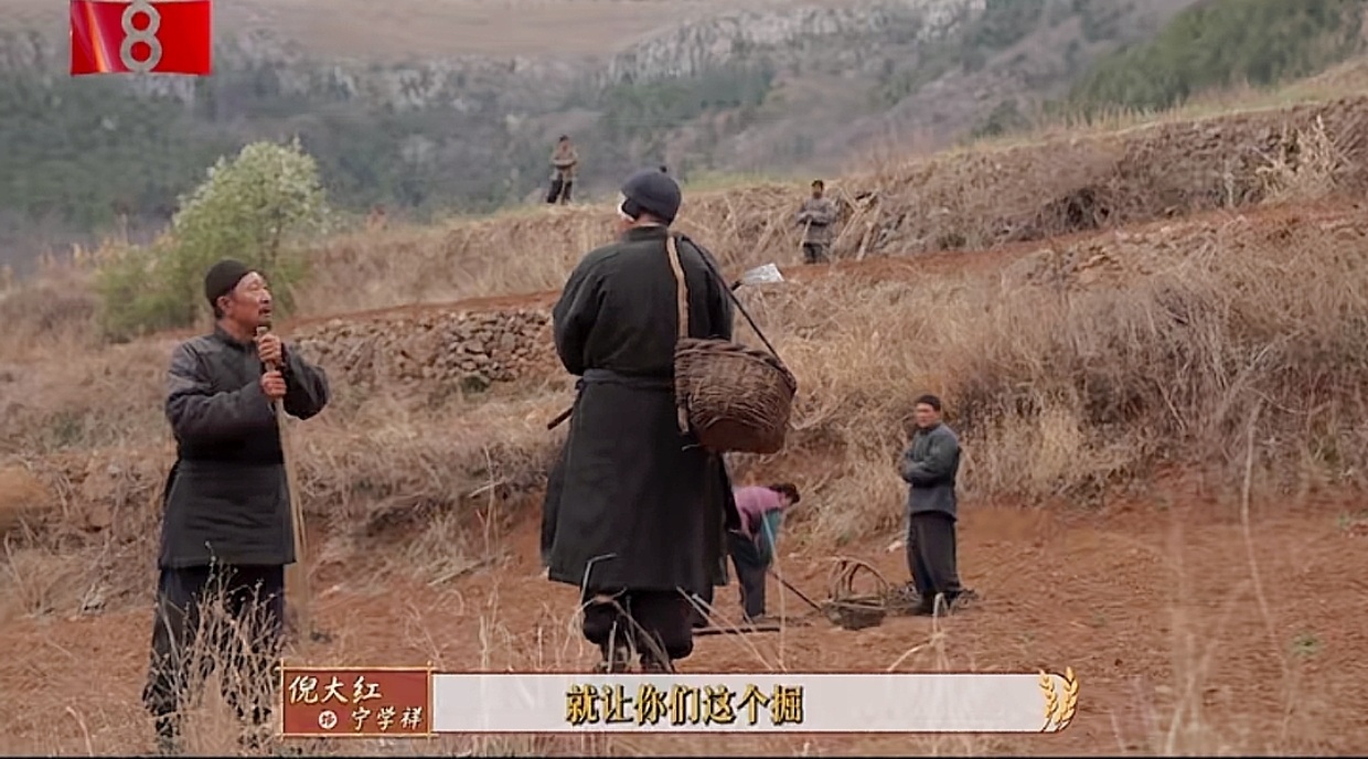 宁绣绣搁那儿干活 封大脚就在旁边看热闹[震惊] ​​​