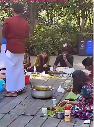 印度人在异国他乡也很有情调，出国也不忘家乡的那一套！
   一群印度人在成都的一