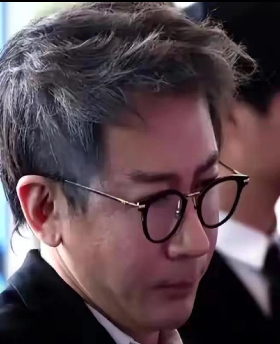 刘谦，春晚舞台上的“魔术王者”，却因一场体检被命运按下暂停键——肺腺癌零期！除夕