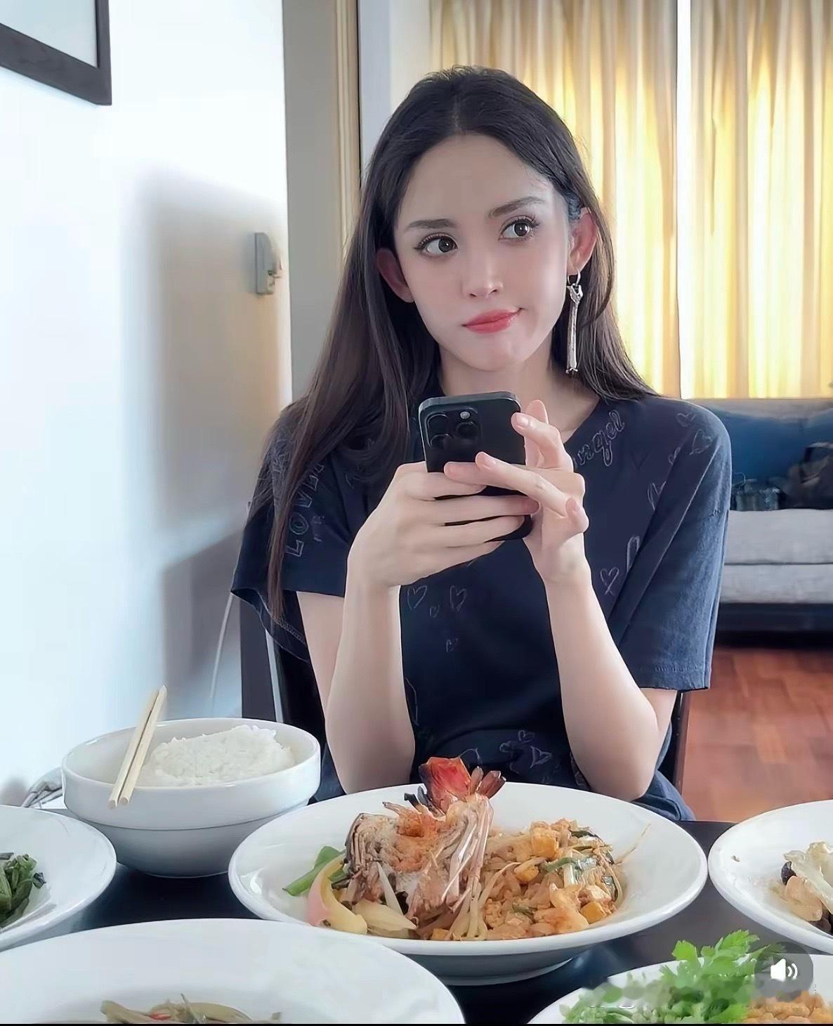 娜扎的身材怎么保持的？一顿吃这么多 