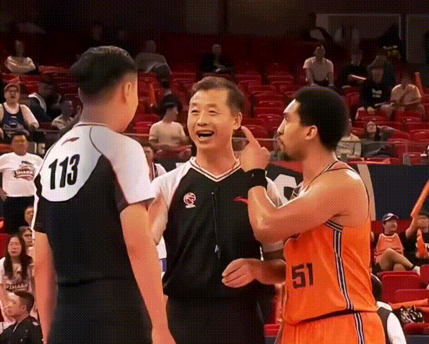 沃特斯手指指挑衅裁判无奈吃T[捂脸]。水哥，以前我不用做这种事，都是杜指导帮我们