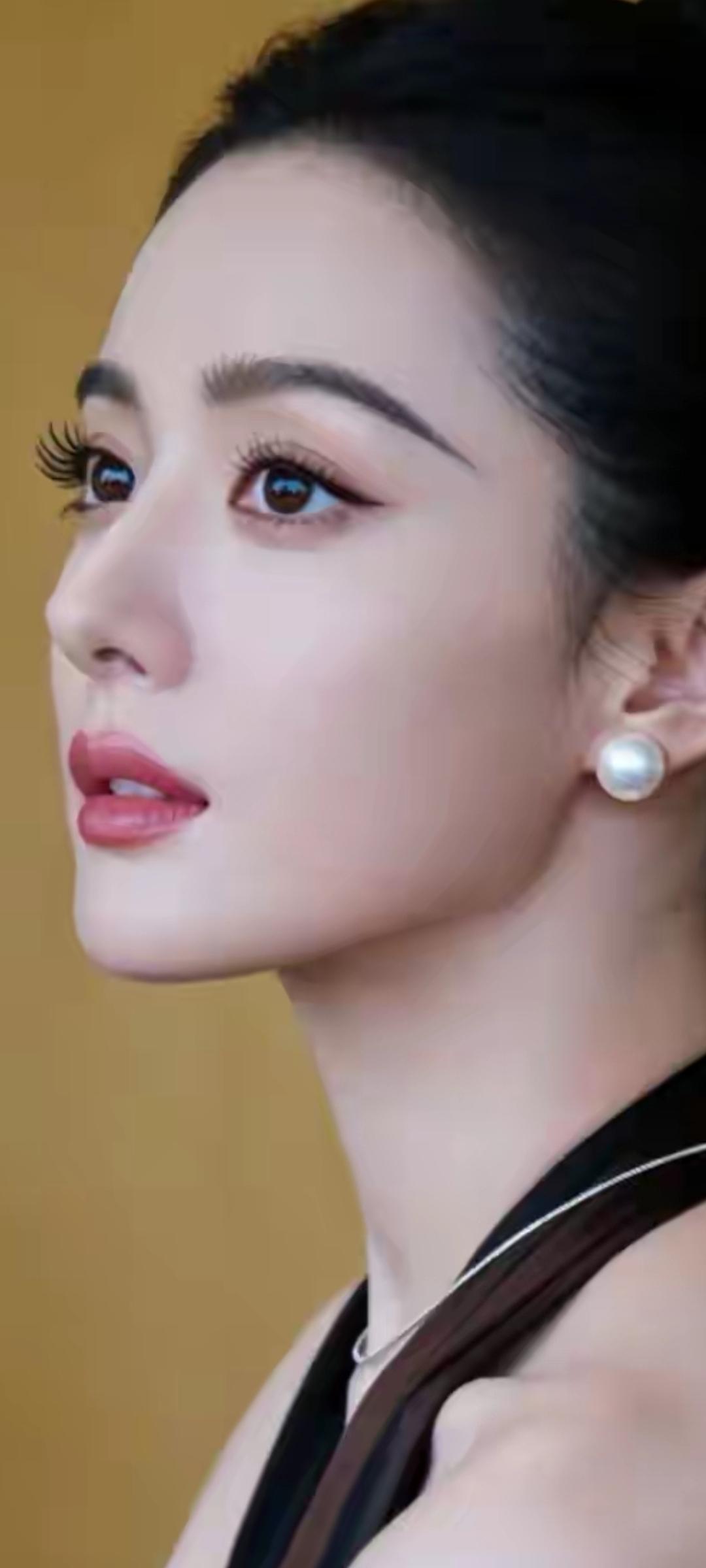 优雅复古风，珍珠耳环与红唇的完美搭配，尽显女性魅力。