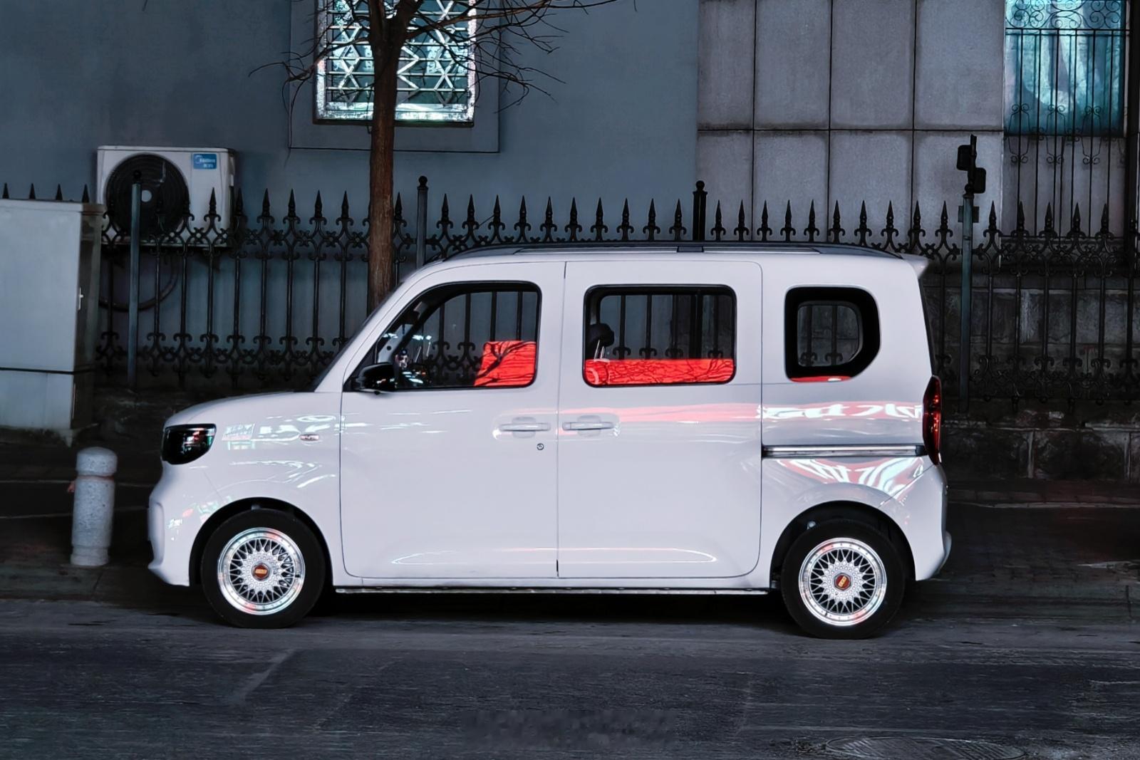 一张漏发的丹东街拍，五菱之光ev 这种小方盒子改改轮毂就挺精神。不过不是针对哪个