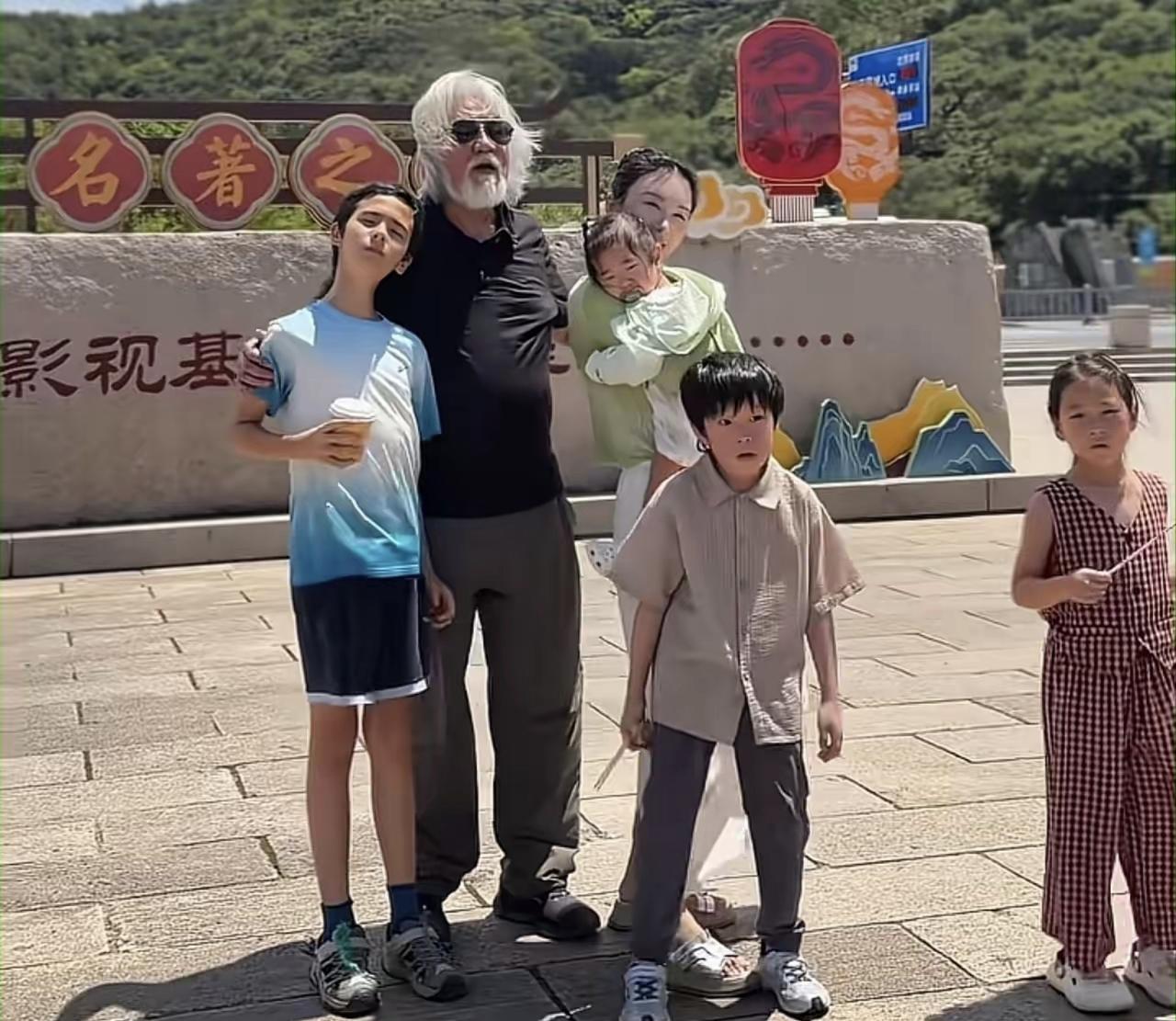 此时此刻，我非常佩服杜星霖的体力，混在一群老少爷们中间，怀里抱的，手里拖的，全靠