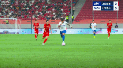 外籍裁判可不惯着海港！！
比赛来到第77分钟，泰山队3-1领先上海，外籍裁判鼓励