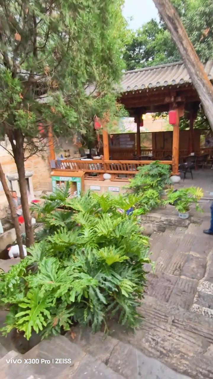 龙王庙的大板井，我们在建水，中国历史文化名城。你看这口井，这个水看样子很好喝。