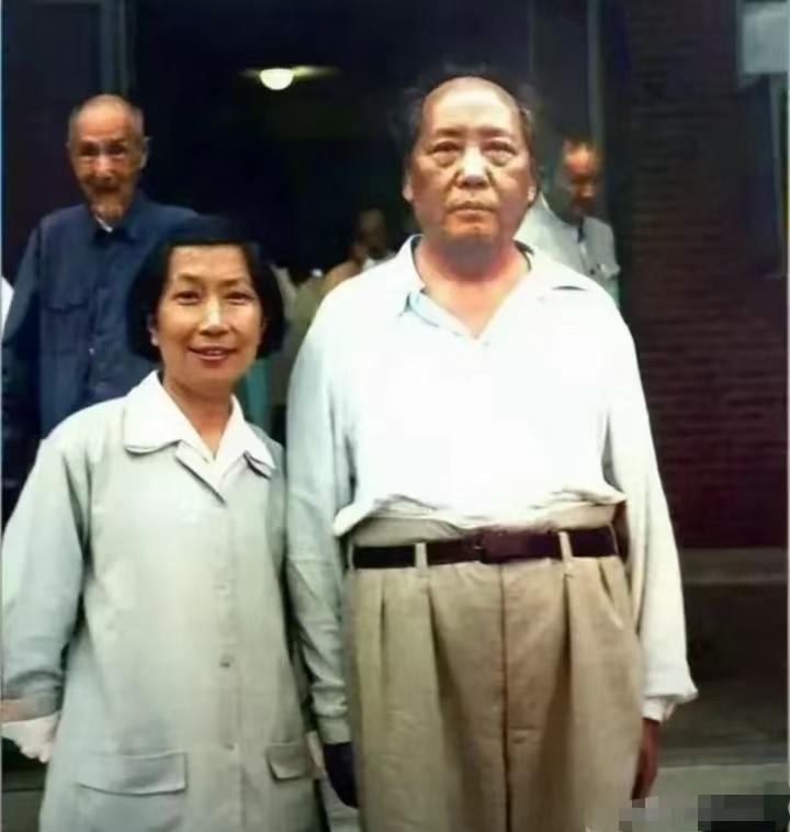 说起《蝶恋花·答李淑一》，几乎人人都能随口念出开篇那句：
我失骄杨君失柳，杨柳轻