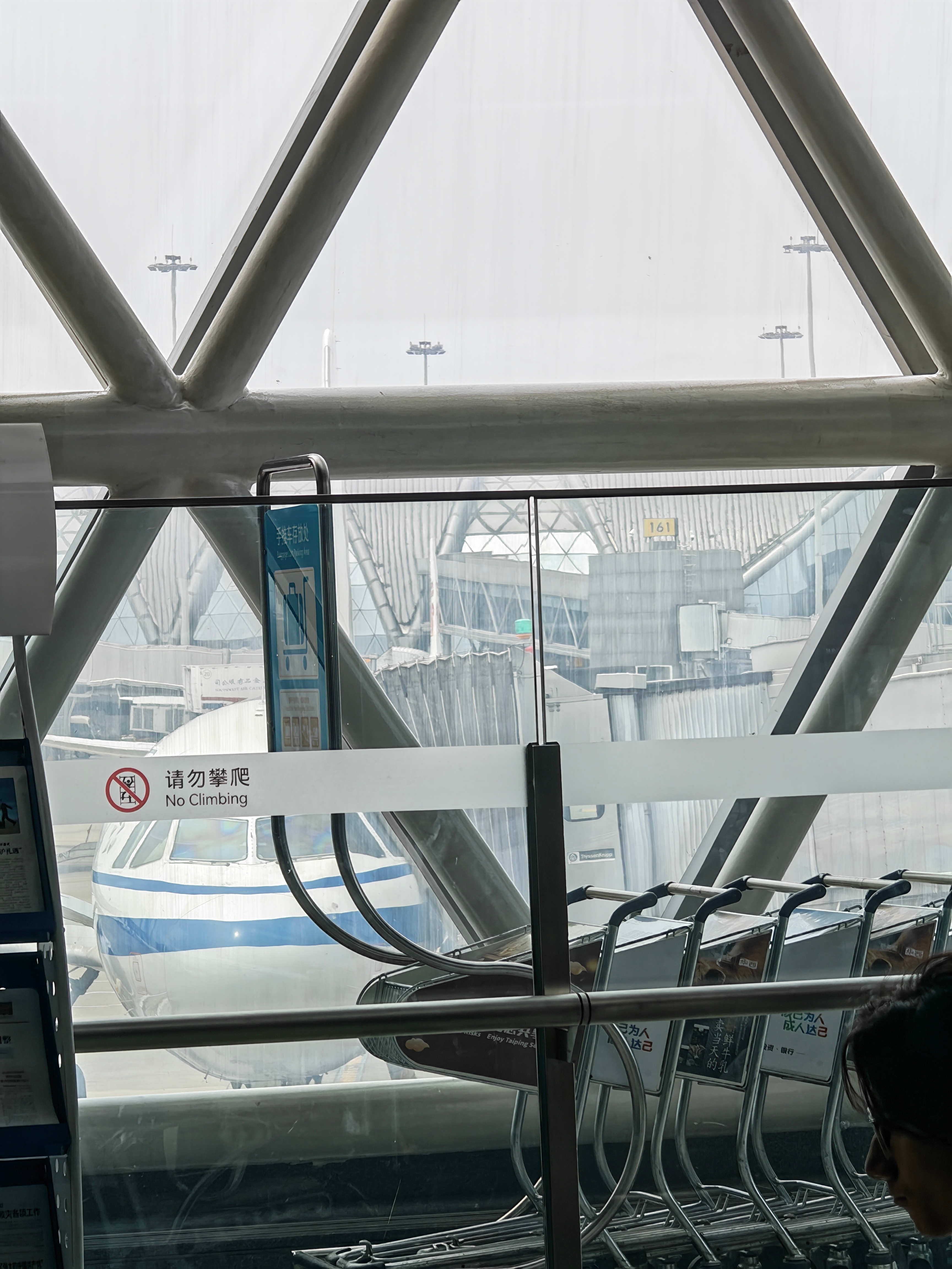 航空播报：您的起飞时间待定…看着还晴空万里的呢台风巴威又改路线了