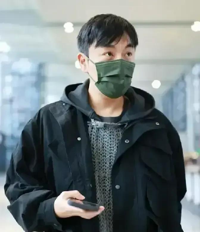 庾澄庆在节目里那个笑啊。
想扯起嘴角，肌肉却不听使唤。
最后只挤出个皱巴巴的表情