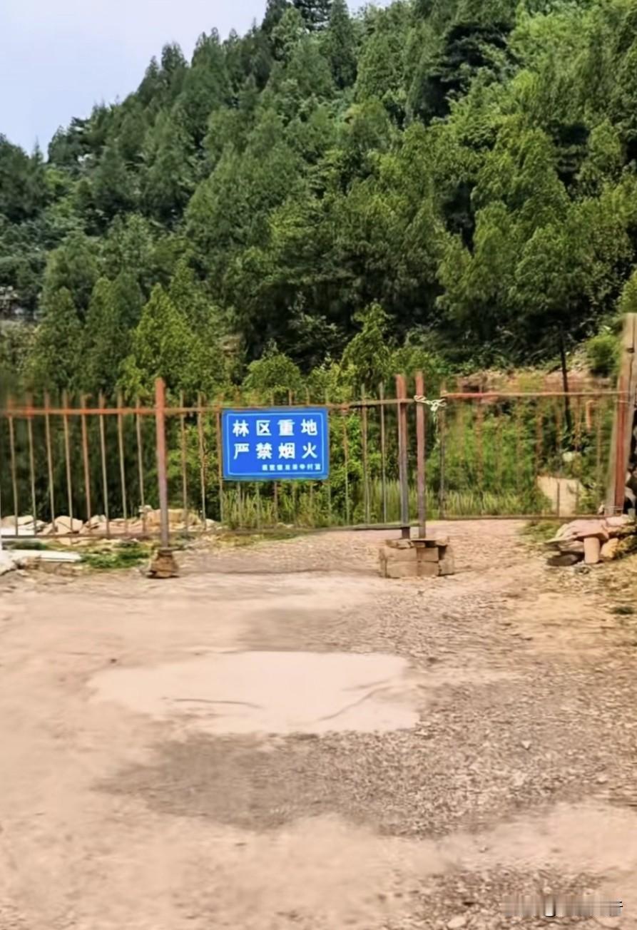 第一图:辉县老宝上路封闭
第二图:平顺神龙湾挂壁公路预计施工时间

照片为202