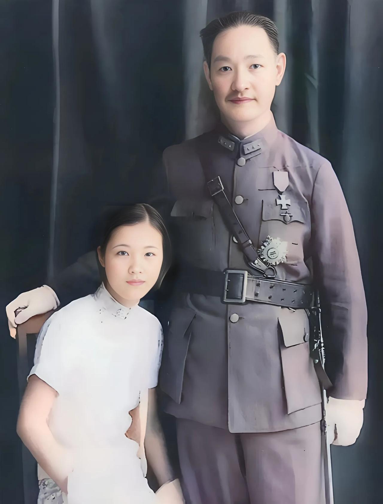 在1936年，新婚的程潜将军与他的妻子郭翼青，拍下了一张珍稀的合影。
1938年