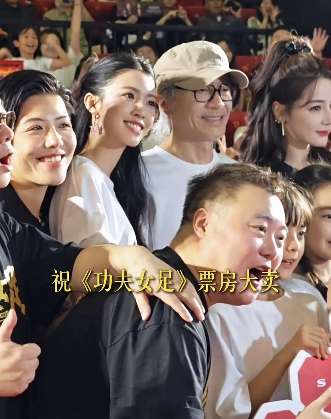 终于知道，为啥都说蔡思贝对异性没有边界感了。

功夫女足路演大合照，她那脑袋恨不