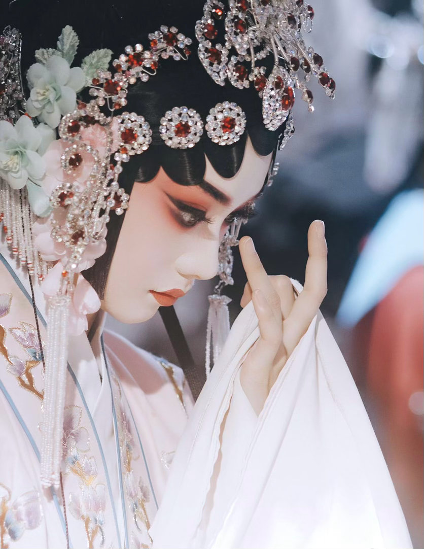 刘浩存分享《主角》娥的幕后花絮照，也太美了吧！ 