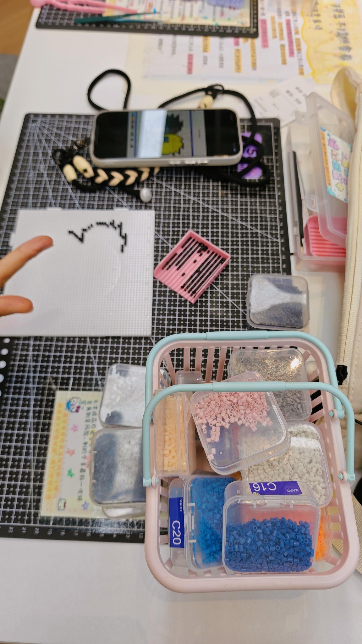 闲的无聊去隔壁同品牌的店里逛逛，哇噻[震惊]回来我跟Yaya说，她们拼豆是最简单