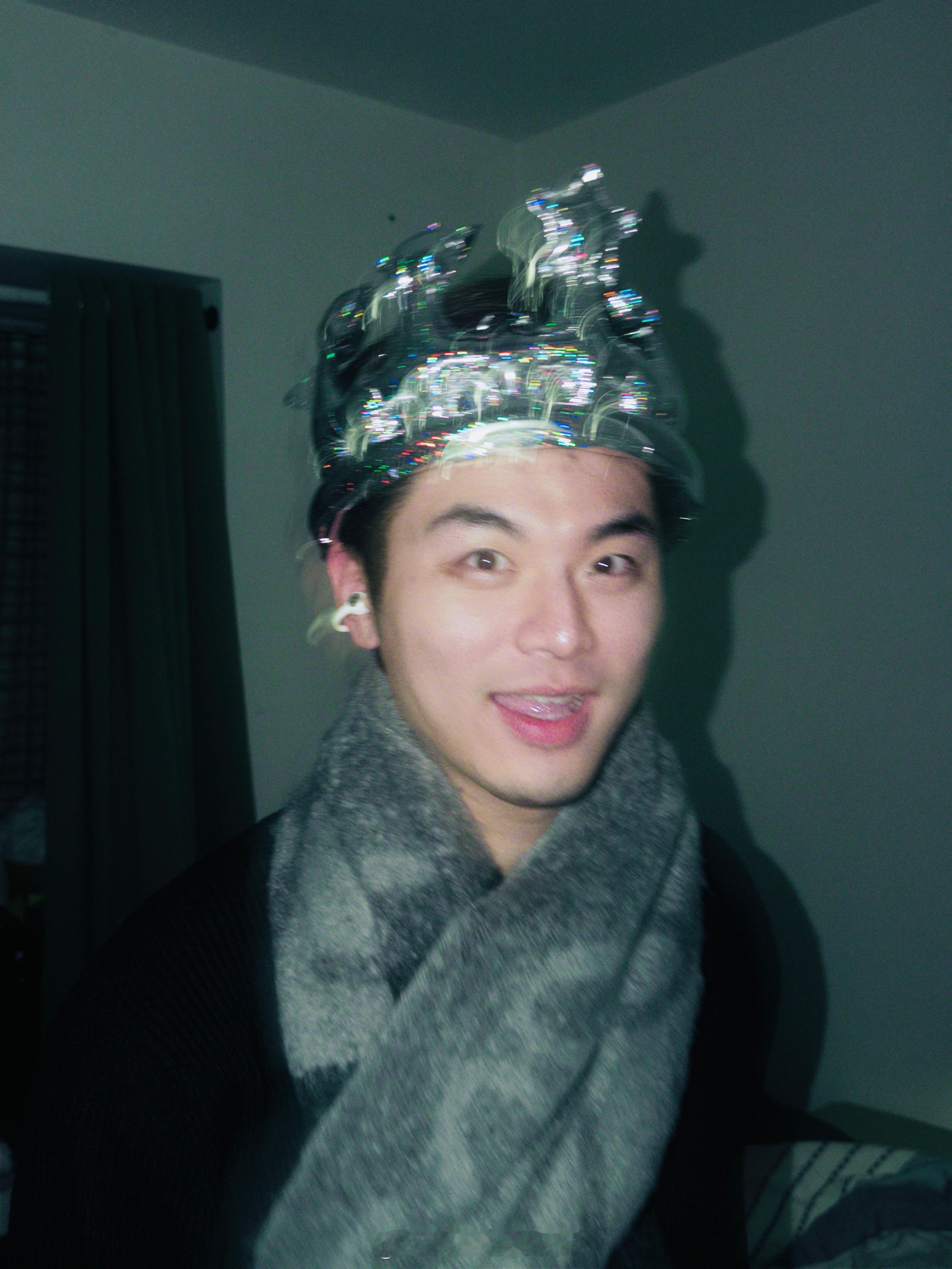 朋友生日，我拍照得这个道具就使劲拍生日帽是朋友的，CCD也是朋友的，你还真的别说