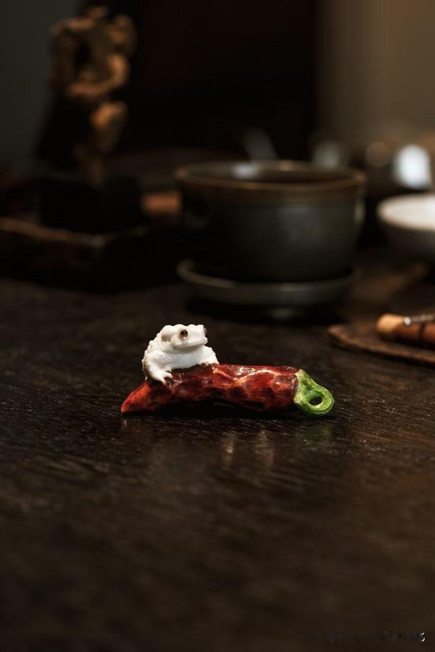 鹿角｜红红火火

小小一件，倒有几分人间烟火气。
全手随形而作，金蟾伏于红椒之上