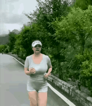 早晨人体关节灵活度较好，适合散步锻炼。[点亮平安灯][点亮平安灯][点亮平安灯]