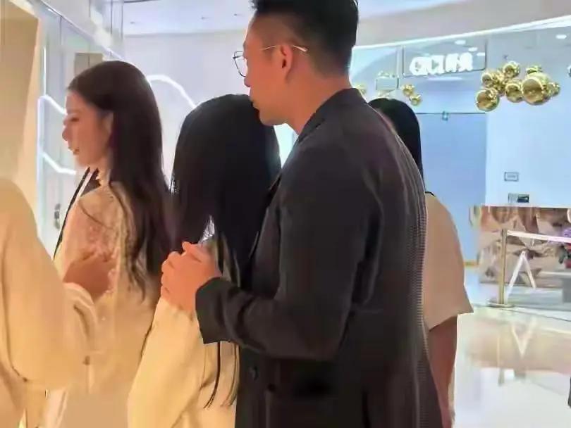 汪小菲回应不接孩子回北京，不想折腾。长大了想去哪都行，孩子自己选。
 
汪小菲还