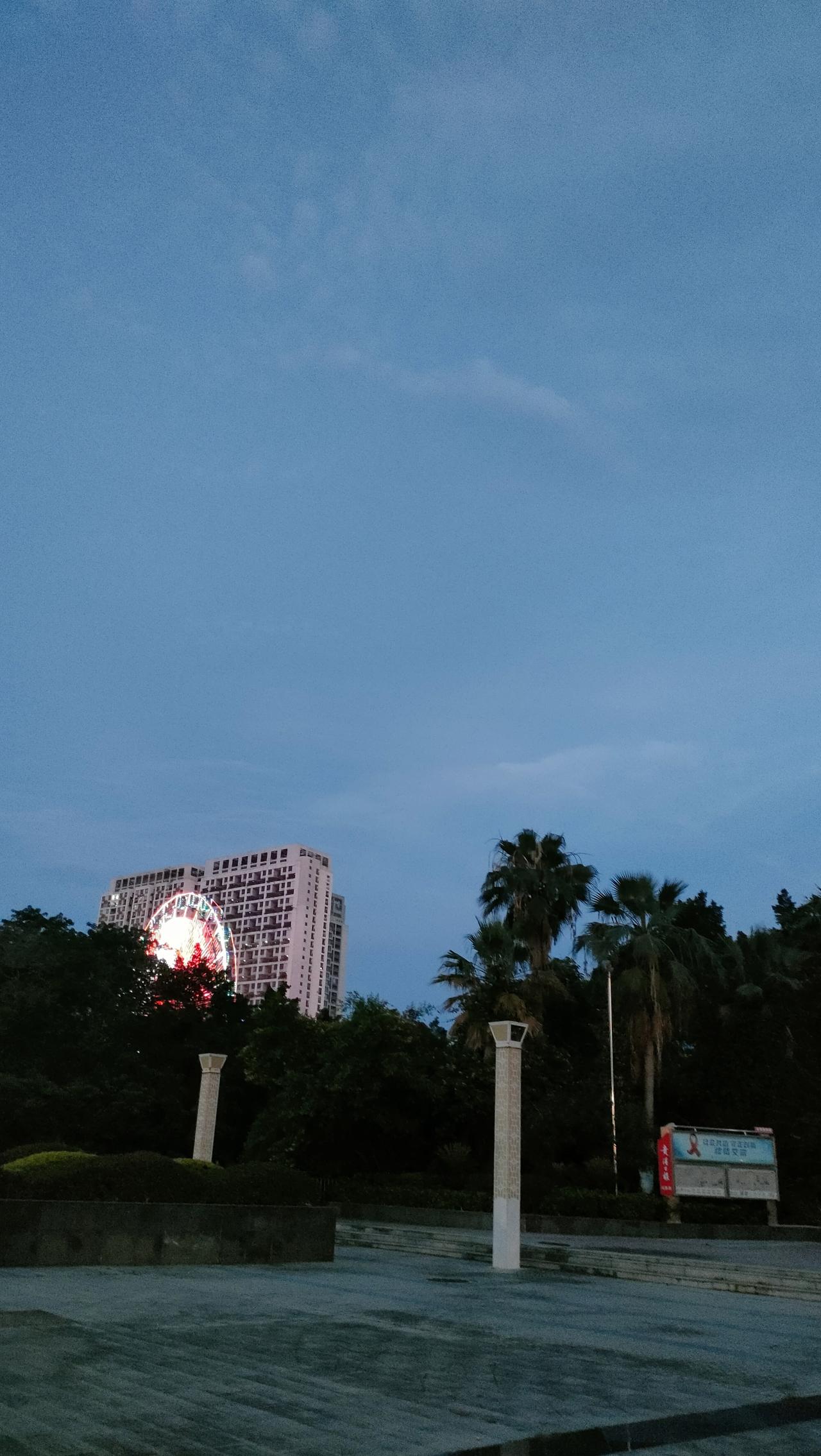 没养过青春期孩子的父母，永远不懂，什么叫从高高在上的家长，活成小心翼翼的守护者。