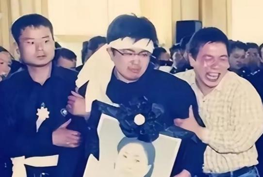 17 岁高考前夕，母亲任长霞因公殉职；21 岁刚成年，父亲又因病撒手人寰。接连失