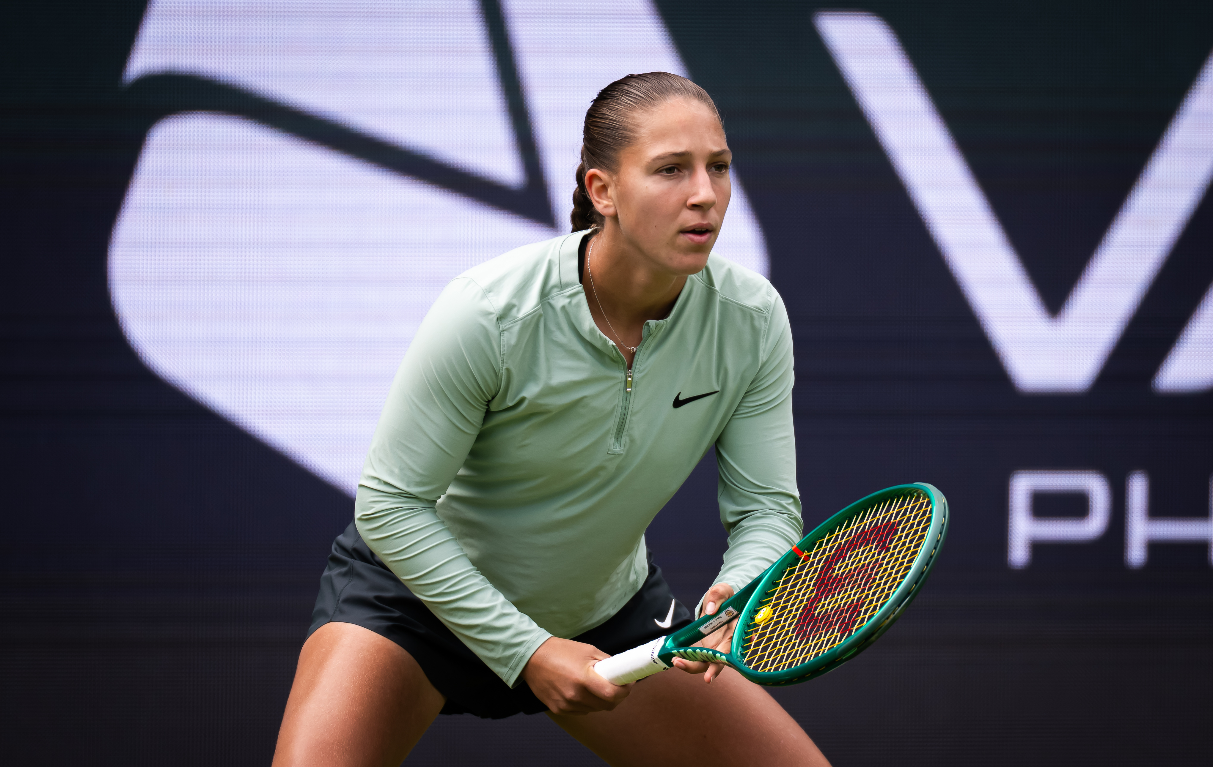 WTA1000辛辛那提站第二轮，12号种子本西奇在3-6输掉首盘后遗憾因伤退赛，