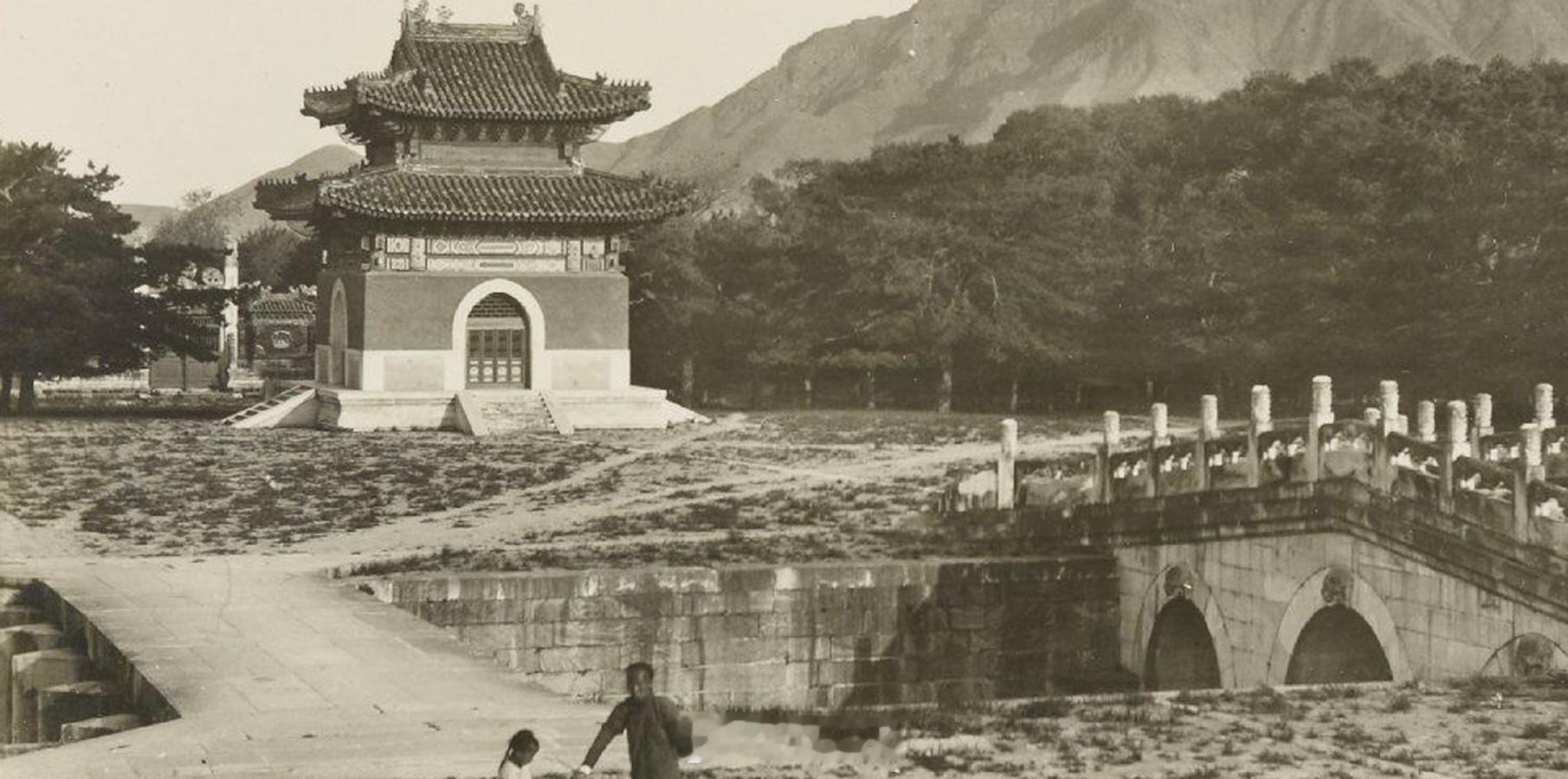 老照片对陵寝研究和古建修缮都有重要帮助。比如慕陵神道碑亭和惠陵神道碑亭，每个券门