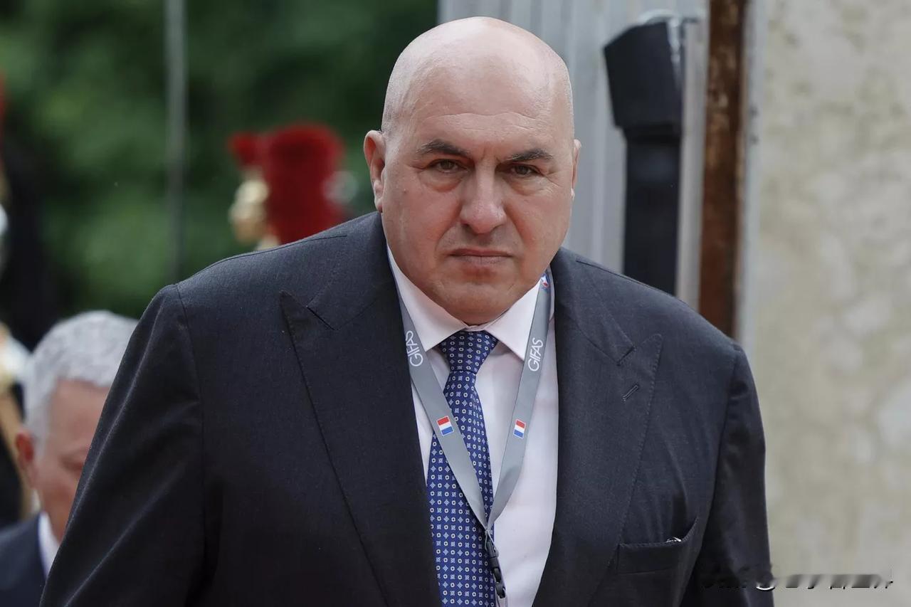 【最新消息：意大利总理梅洛尼取消了意大利防长的华盛顿之行】
罗马时间2025年1