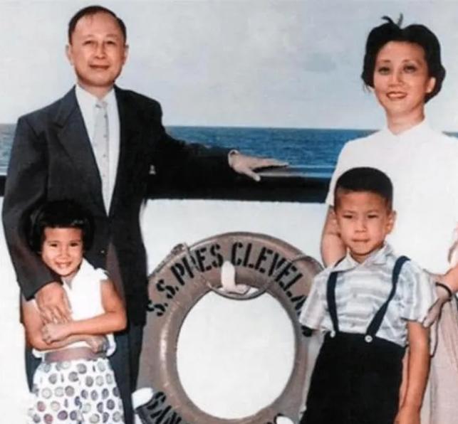 1955年，44岁的钱学森，带全家回国，船到夏威夷时，有位满头银发的老太太，指着