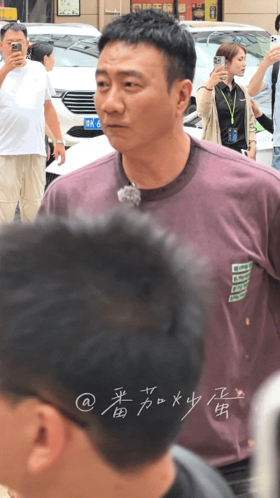胡军让陈哲远粉丝先去吃饭 以前总觉得娱乐圈的互动是设定，但胡军大哥这波操作真的太