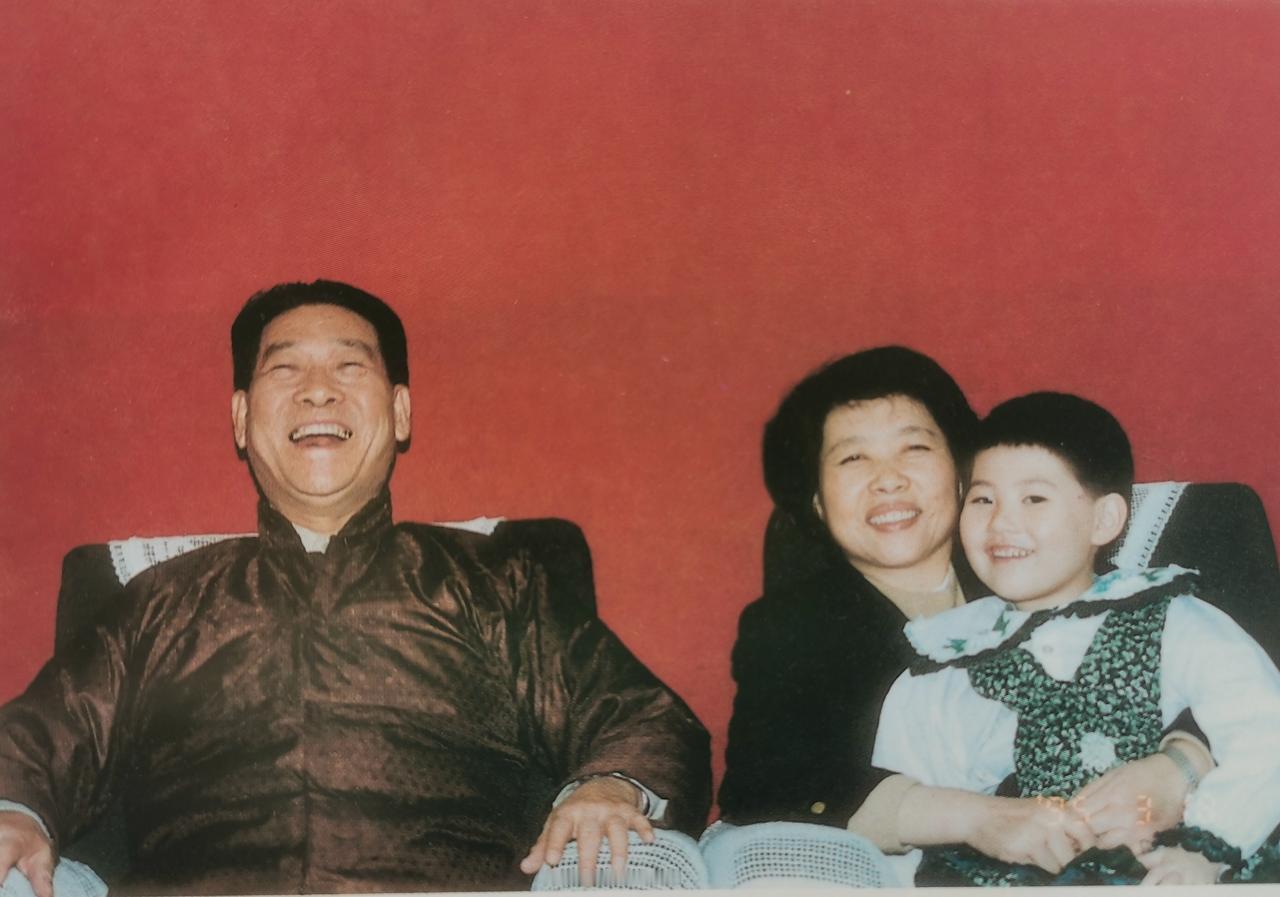 1995年3月，李九龙上将和夫人姜淑芝，孙女李红婴在一起。李九龙戎马一生，战功赫