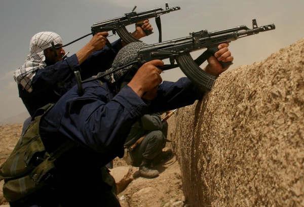 匈牙利AMD65算是一把外形奇特的AKM。金属折叠枪托，前握把。