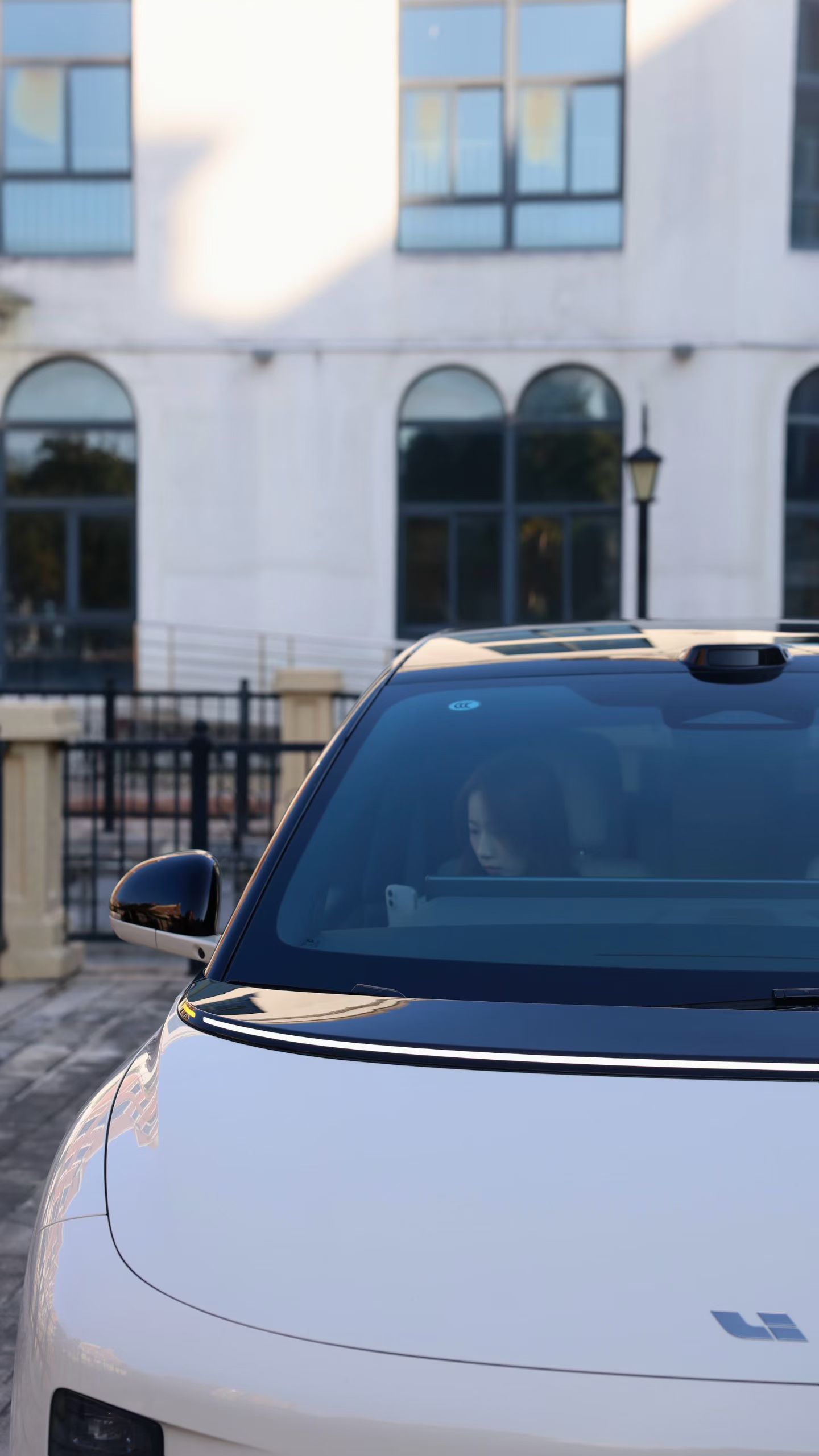 现在的品牌越来越喜欢美女了，所以我雇了个女模特，以后打算让她在我的视频里出镜，代