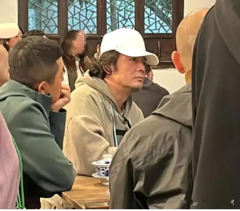 型男杨烁怎邋遢成这样了，戴着白色棒球帽，头发卷曲凌乱，嘴巴下胡子拉碴，脸也瘦了不