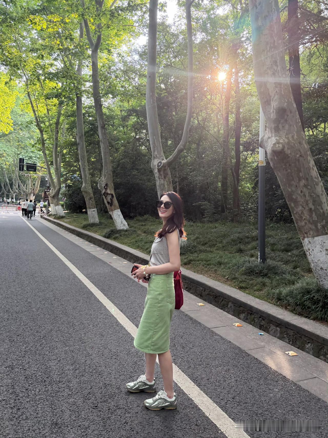 高圆圆太懂夏天了！牛油果半裙搭正红挎包，清爽又吸睛

高圆圆现身南京出游的路透照