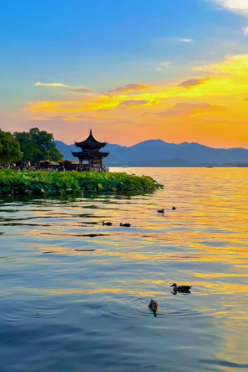 谢谢爱我的我爱的亲朋好友们2026年开心快乐！越活越年青，收获满满的幸福，快乐万