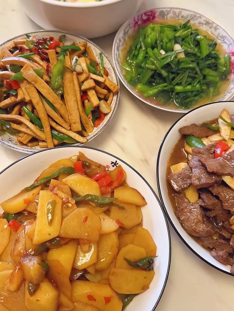 我妈上周摔了一跤，我回去照顾了五天。回来晚上做饭，老公随口说一句：你妈那边以后少