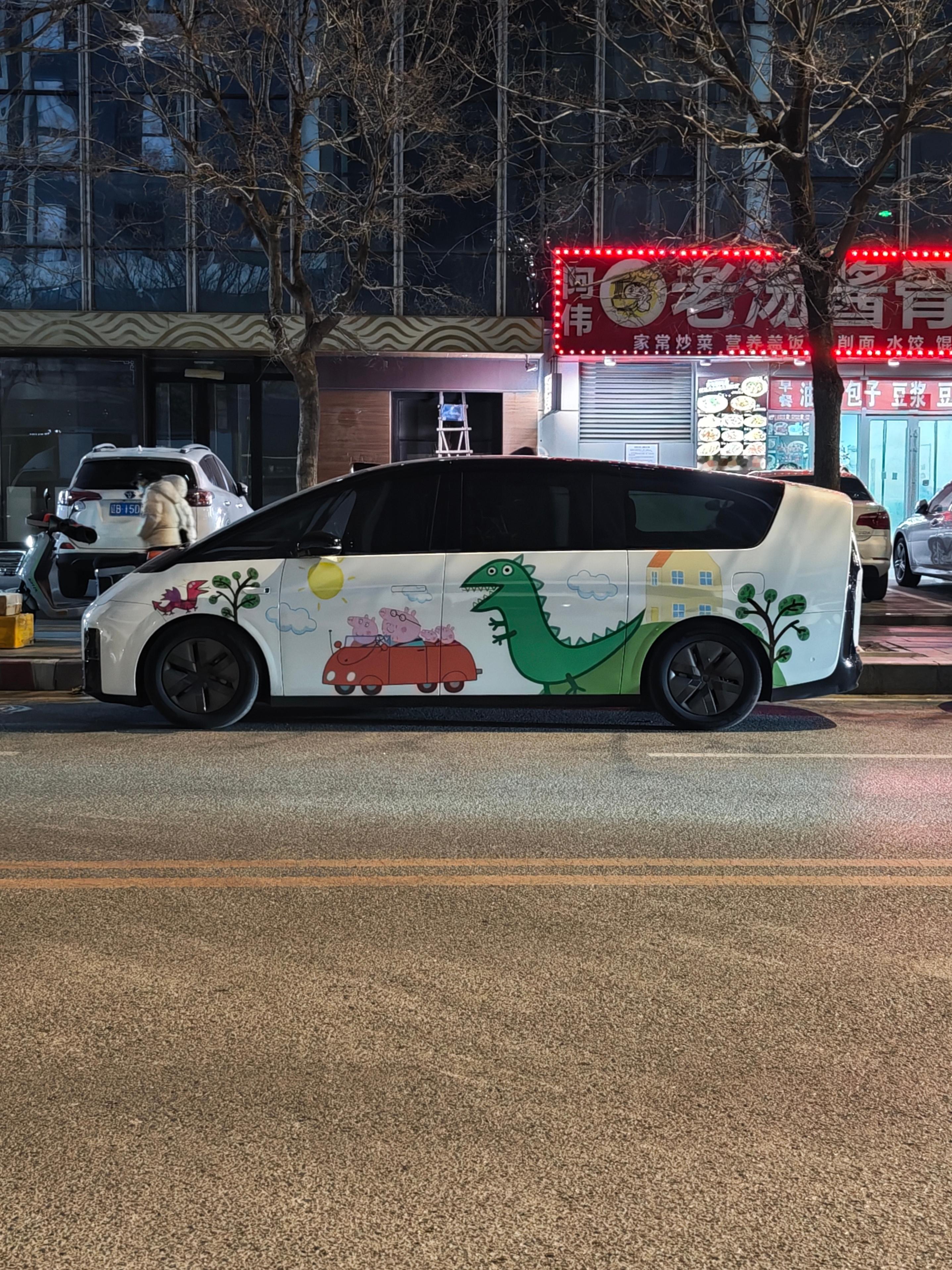 理想MEGA的车身就像一个干净的超大画板小朋友喜欢什么，家长就画什么上去，可发挥