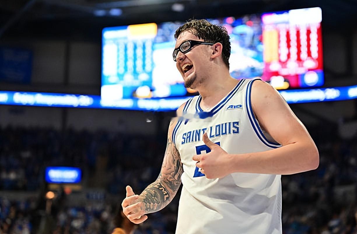 根据NBA知情人士Josh Padmore的消息，圣路易斯大学的大四内线球员罗比