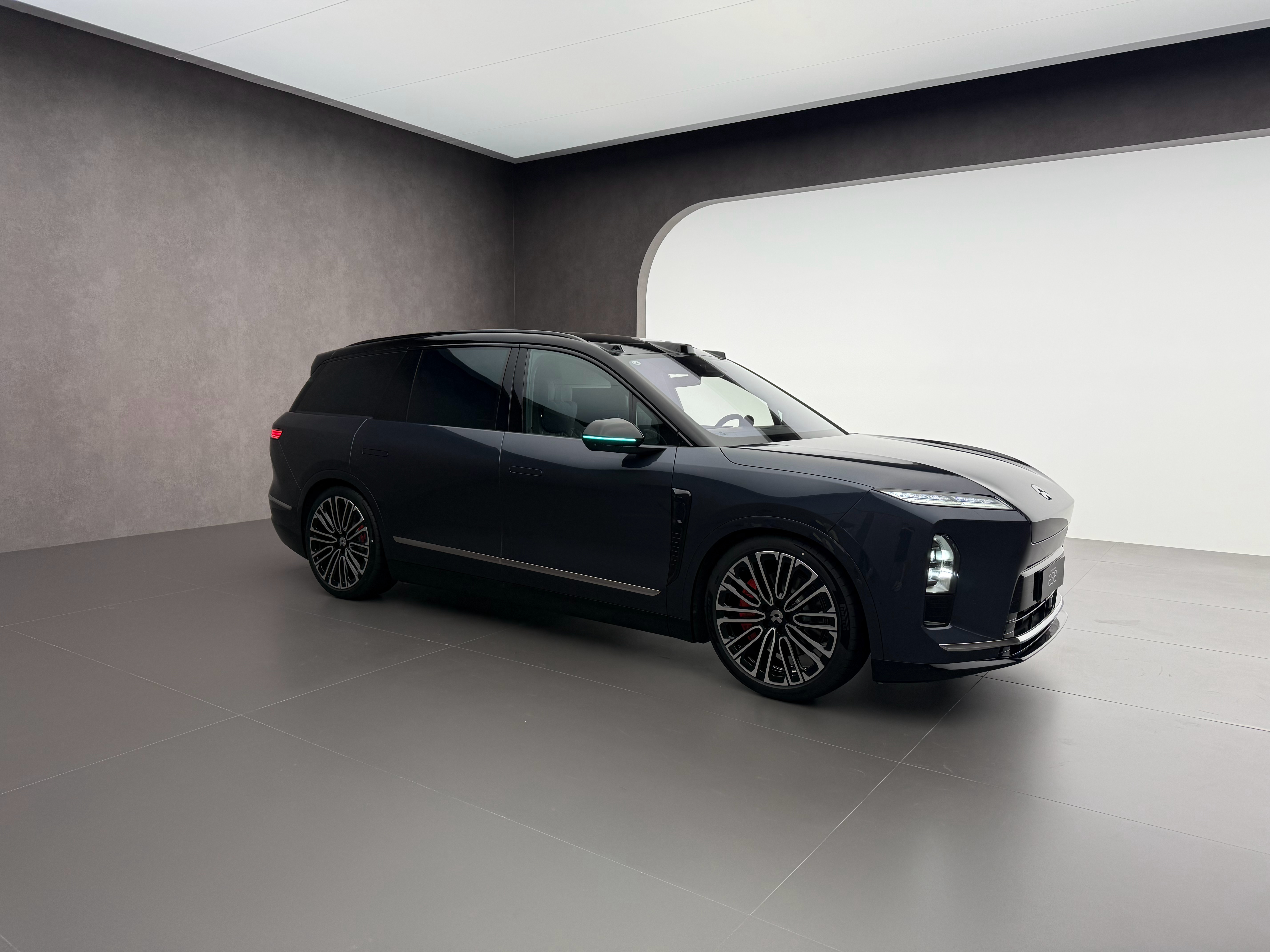 蔚来品牌已经成立 10 年了，2017 年发布的第一代蔚来 ES8 现在已经经历